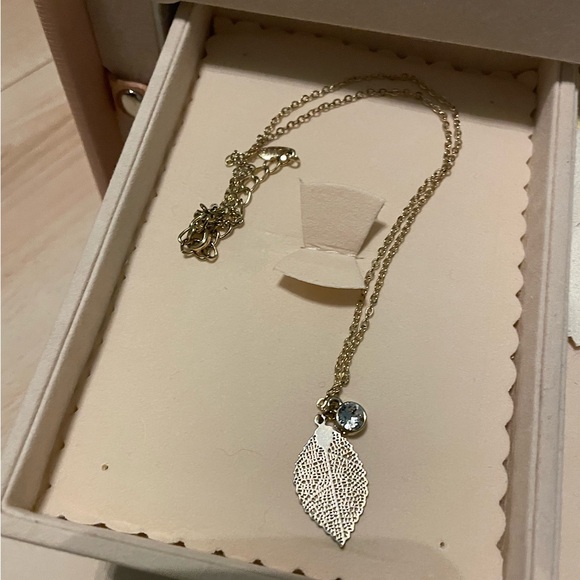 Gold Leaf Pendant Necklace - Picture 1 of 2